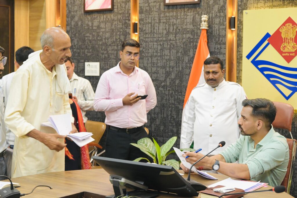 समाधान दिवस में डीएम एक्शन मोड में, 194 शिकायतों पर अधिकारियों को सख्त निर्देश
