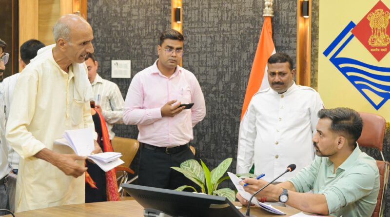 समाधान दिवस में डीएम एक्शन मोड में, 194 शिकायतों पर अधिकारियों को सख्त निर्देश