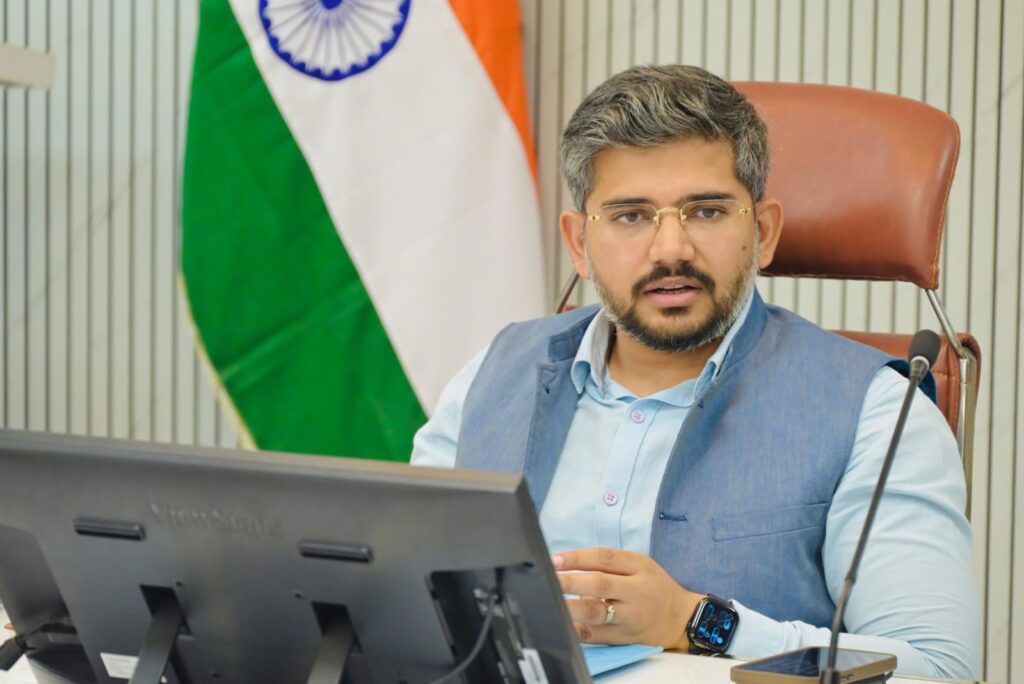 उप जिला निर्वाचन अधिकारी अभिनव शाह ने EROs के साथ की समीक्षा बैठक, शत-प्रतिशत गणना प्रपत्र वितरण पर जोर