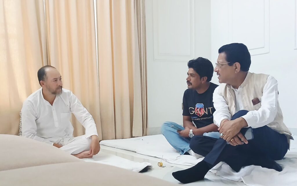 नीट अभ्यर्थी रिया थापा के परिजनों से मिले सूर्यकांत धस्माना, परीक्षा व्यवस्था पर साधा निशाना
