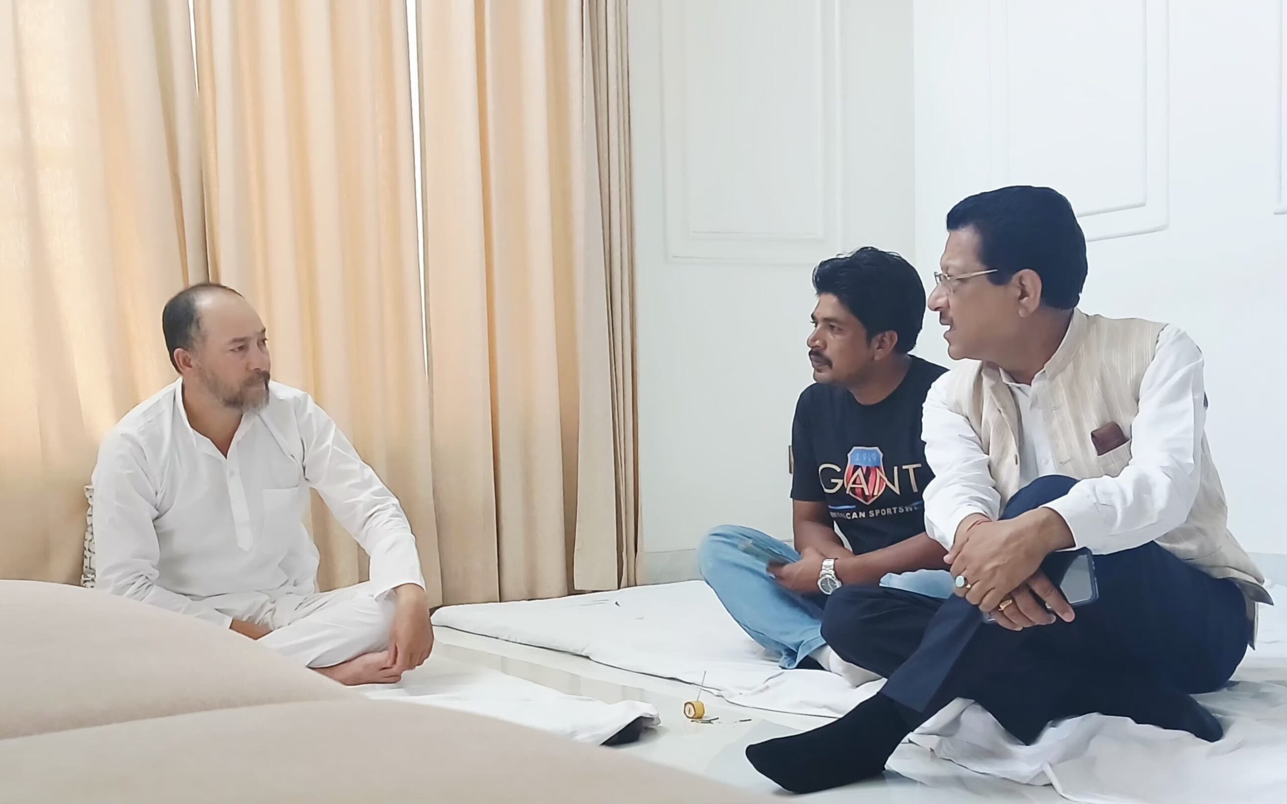 नीट अभ्यर्थी रिया थापा के परिजनों से मिले सूर्यकांत धस्माना, परीक्षा व्यवस्था पर साधा निशाना