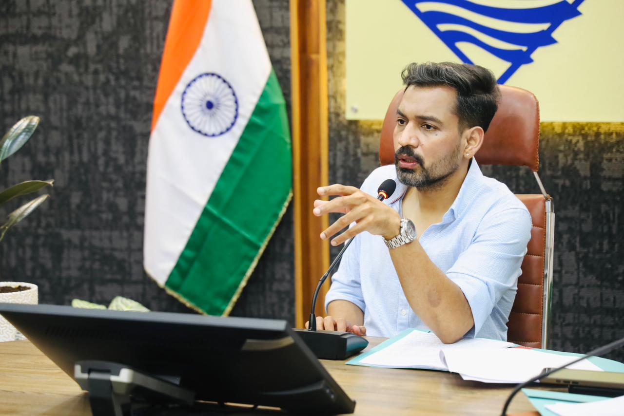अर्द्धकुंभ-2027 की तैयारियां तेज, त्रिवेणी घाट से गंगा कॉरिडोर तक विकास परियोजनाओं की डीएम ने की समीक्षा
