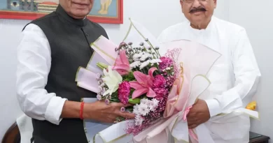 प्रदेश के पर्यटन, लोक निर्माण, सिंचाई, ग्रामीण निर्माण, धर्मस्व एवं संस्कृति मंत्री सतपाल महाराज ने रक्षा मंत्री राजनाथ सिंह से शिष्टाचार भेंट