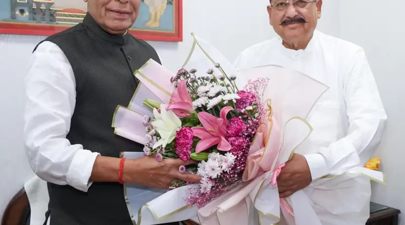 प्रदेश के पर्यटन, लोक निर्माण, सिंचाई, ग्रामीण निर्माण, धर्मस्व एवं संस्कृति मंत्री सतपाल महाराज ने रक्षा मंत्री राजनाथ सिंह से शिष्टाचार भेंट