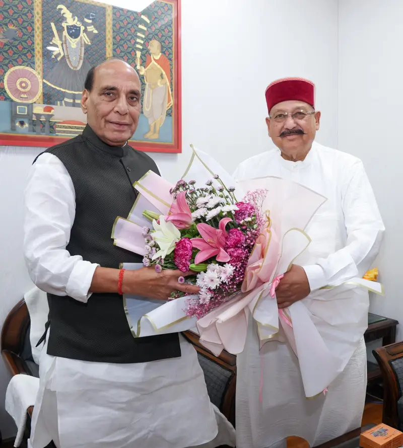 प्रदेश के पर्यटन, लोक निर्माण, सिंचाई, ग्रामीण निर्माण, धर्मस्व एवं संस्कृति मंत्री सतपाल महाराज ने रक्षा मंत्री राजनाथ सिंह से शिष्टाचार भेंट