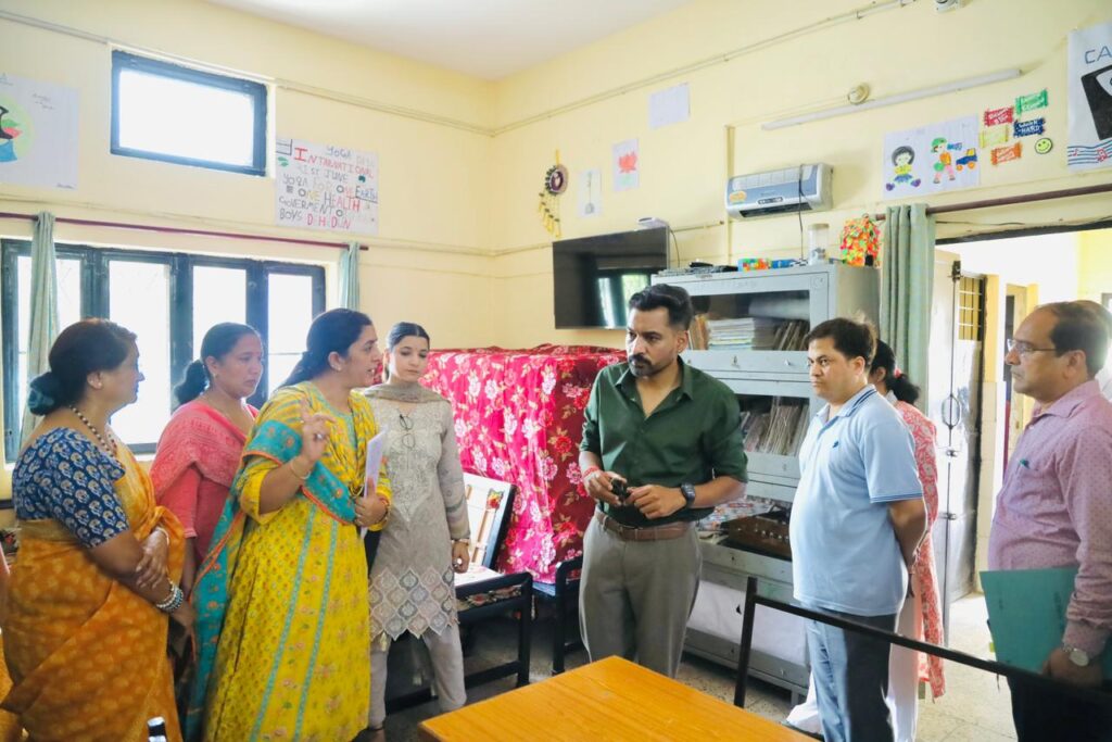डीएम का नारी निकेतन और बाल सुधार गृह निरीक्षण, सुरक्षा और पुनर्वास पर सख्त निर्देश