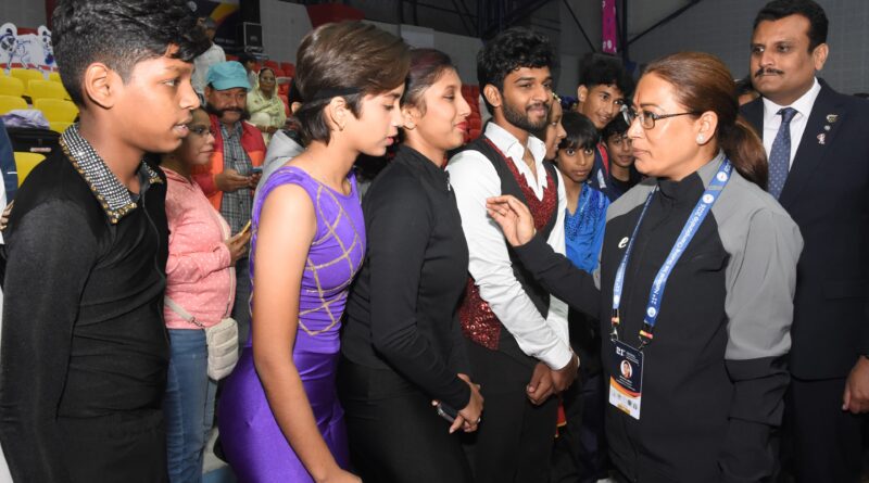 हिमाद्रि आइस रिंक पहुंचीं खेल मंत्री, खिलाड़ियों का बढ़ाया उत्साह