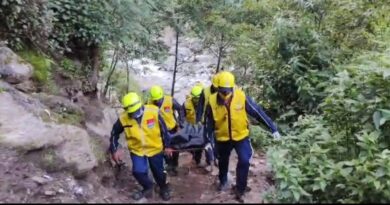 नदी किनारे पड़े शव की सूचना से मचा हड़कंप, SDRF ने दुर्गम क्षेत्र से निकाला शव