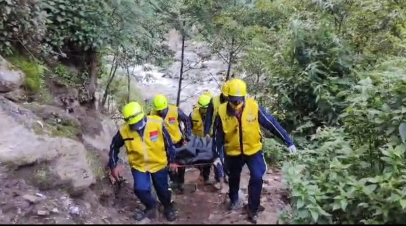 नदी किनारे पड़े शव की सूचना से मचा हड़कंप, SDRF ने दुर्गम क्षेत्र से निकाला शव