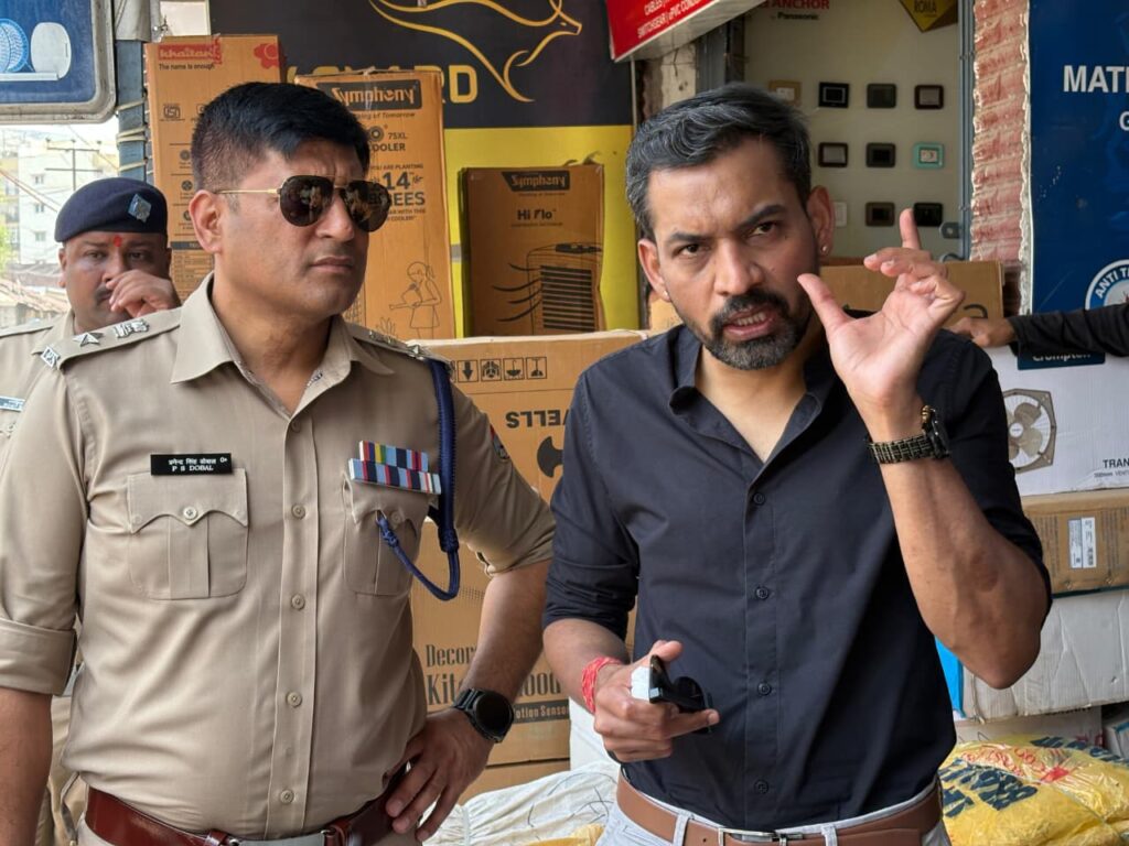 धीमी प्रगति पर डीएम का बड़ा एक्शन, यूपीसीएल के अधीक्षण अभियंता का वेतन रोका”