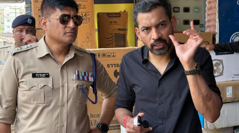 धीमी प्रगति पर डीएम का बड़ा एक्शन, यूपीसीएल के अधीक्षण अभियंता का वेतन रोका”
