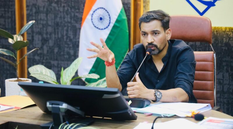 सीएम हेल्पलाइन में लंबित शिकायतों पर डीएम सख्त, विभागों को चेतावनी