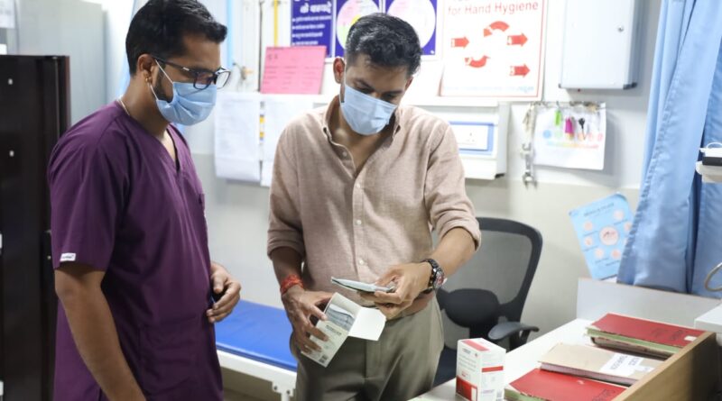 “रात 8 बजे अस्पताल पहुंचे डीएम, ICU में बंद मिला एसी और खुल गई लापरवाही की पोल!”