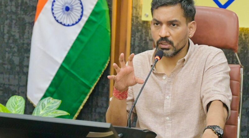 देहरादून में कचरा प्रबंधन पर सख्त हुए डीएम, अवैध डंपिंग और मानकविहीन प्लांटों पर कार्रवाई के निर्देश