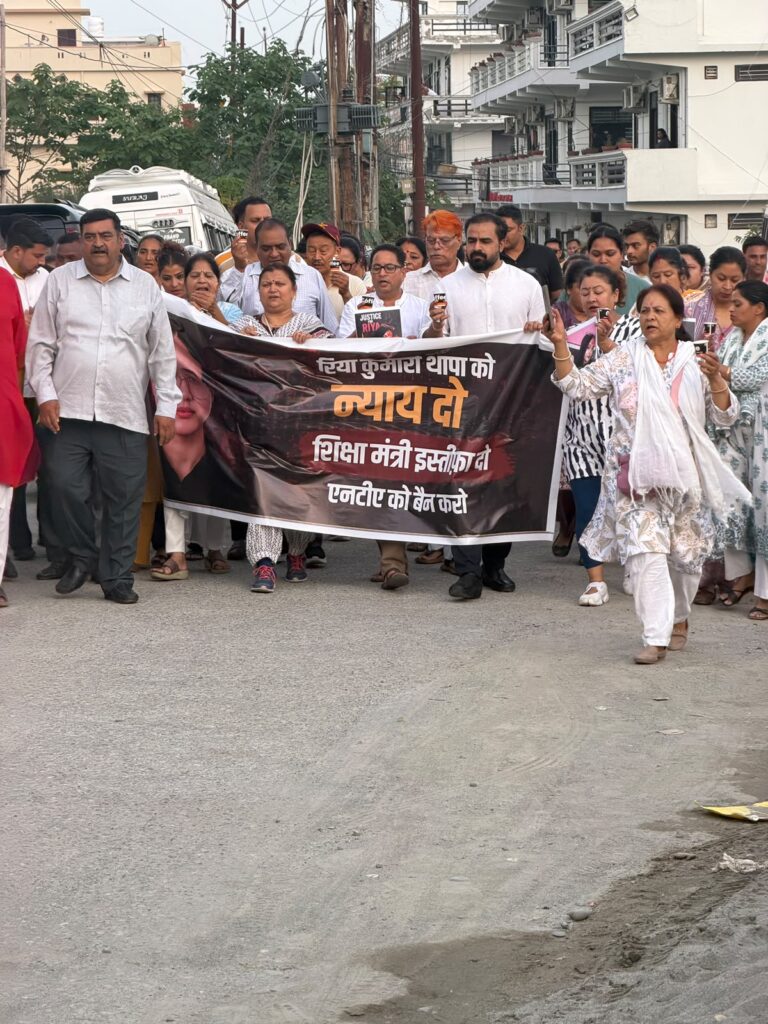 रीया थापा की मौत पर कांग्रेस का कैंडल मार्च, शिक्षा मंत्री के इस्तीफे और परीक्षा घोटालों की जांच की मांग