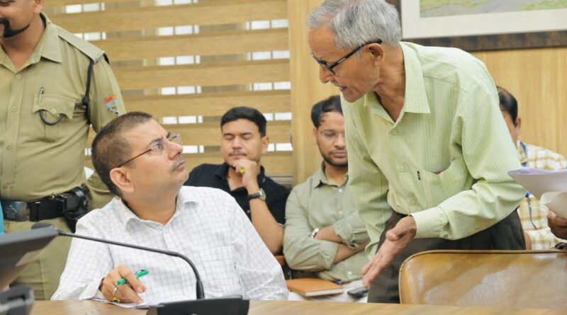 समाधान दिवस में उमड़ा फरियादियों का सैलाब, 176 शिकायतें दर्ज; बुजुर्गों के उत्पीड़न, अवैध कब्जों और घरेलू हिंसा पर प्रशासन सख्त
