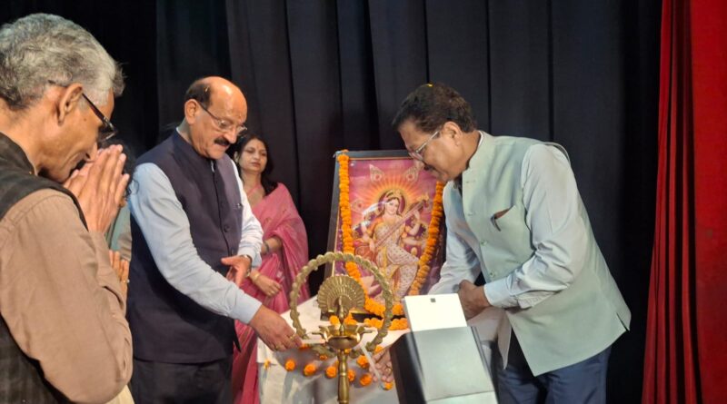 देहरादून में सजी शायरी और कविता की महफ़िल