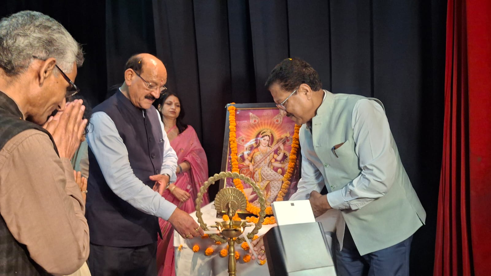 देहरादून में सजी शायरी और कविता की महफ़िल