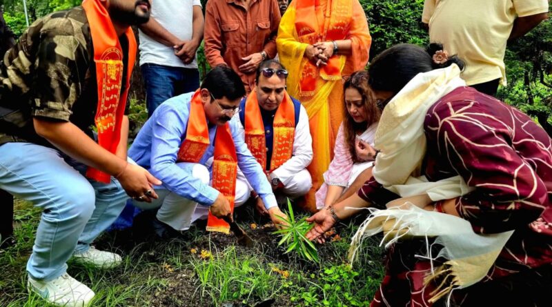 एक पेड़ माँ के नाम’ अभियान: मातृ सम्मान और पर्यावरण संरक्षण का संदेश, भाजपा एनजीओ प्रकोष्ठ का वृक्षारोपण कार्यक्रम