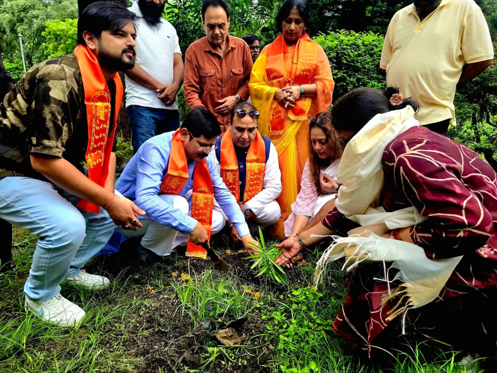 एक पेड़ माँ के नाम’ अभियान: मातृ सम्मान और पर्यावरण संरक्षण का संदेश, भाजपा एनजीओ प्रकोष्ठ का वृक्षारोपण कार्यक्रम