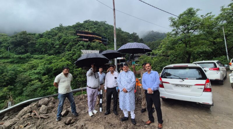 मसूरी रोड पर PWD मंत्री सतपाल महाराज का औचक निरीक्षण, सड़क और डबल लेन पुल का काम समय पर पूरा करने के निर्देश