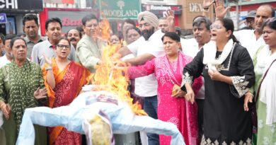केंद्रीय मंत्री के खिलाफ महिला कांग्रेस का प्रदर्शन, पुतला दहन कर जताया विरोध