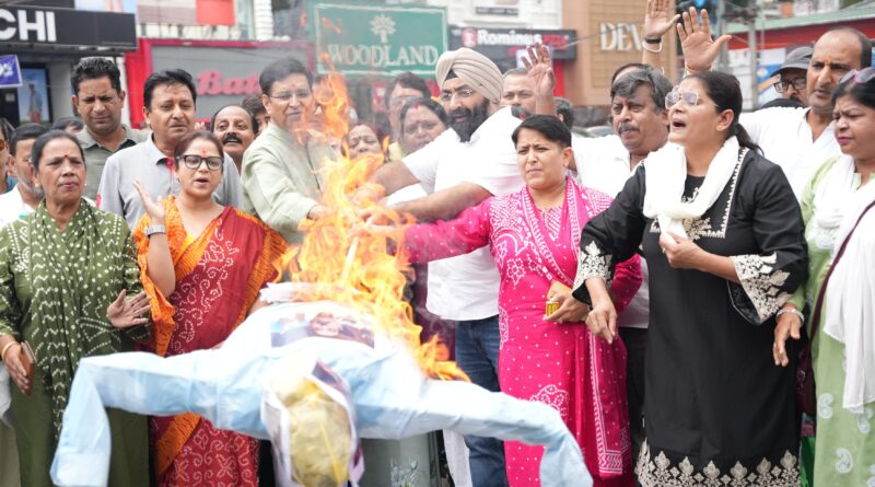 केंद्रीय मंत्री के खिलाफ महिला कांग्रेस का प्रदर्शन, पुतला दहन कर जताया विरोध