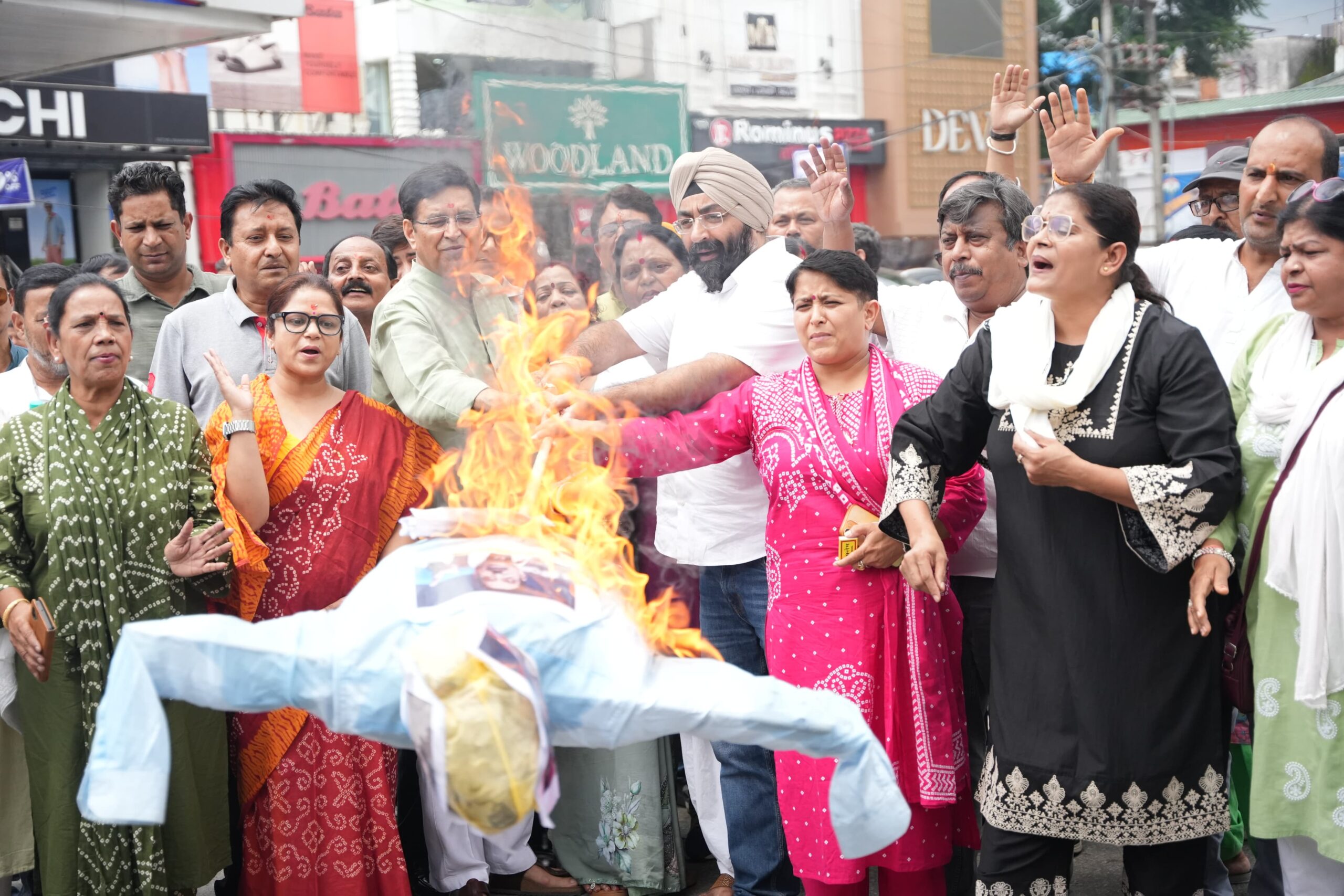 केंद्रीय मंत्री के खिलाफ महिला कांग्रेस का प्रदर्शन, पुतला दहन कर जताया विरोध