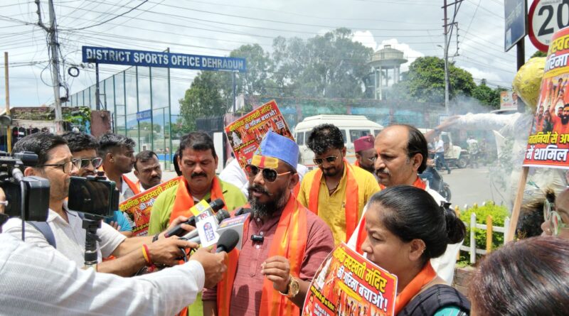 माणा गांव की विवादित मूर्तियों को लेकर भैरव सेना का प्रदर्शन, उग्र आंदोलन की चेतावनी