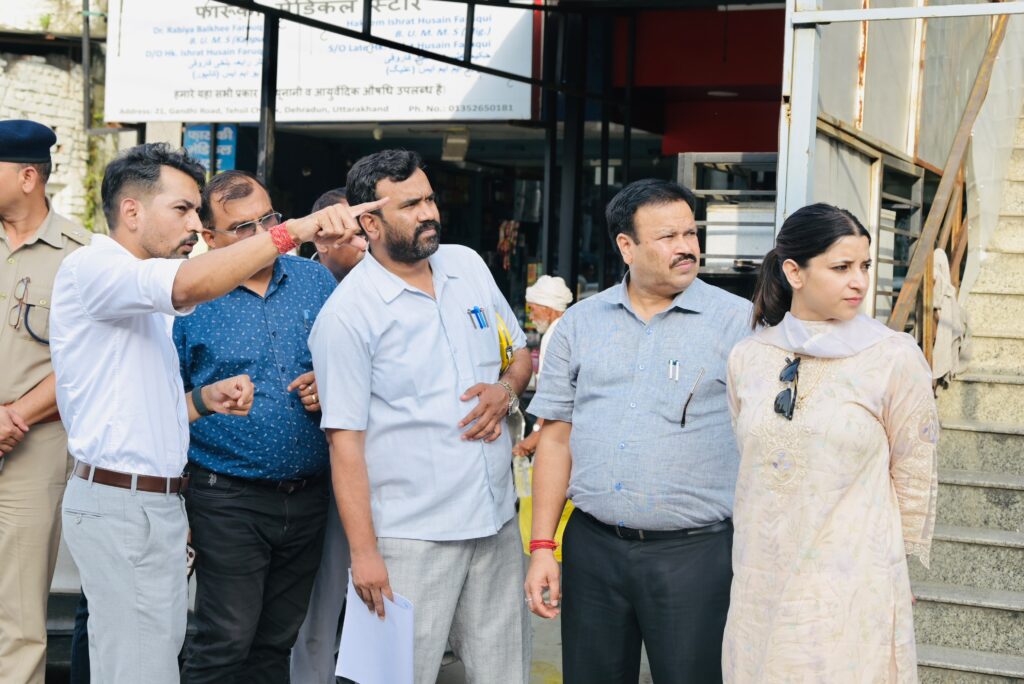 तहसील चौक चौड़ीकरण परियोजना का डीएम ने किया निरीक्षण, मुआवजा प्रक्रिया में तेजी के निर्देश