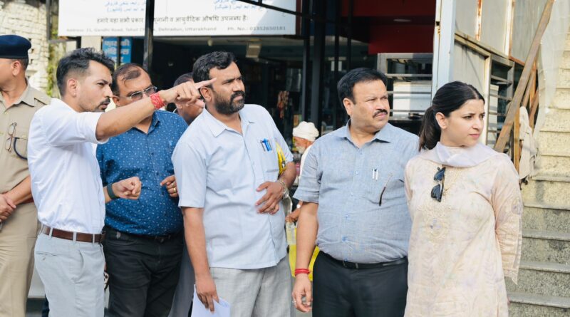 तहसील चौक चौड़ीकरण परियोजना का डीएम ने किया निरीक्षण, मुआवजा प्रक्रिया में तेजी के निर्देश