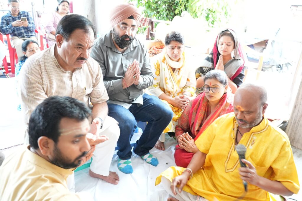 मनोरमा डोबरियाल शर्मा मैमोरियल फाउंडेशन ने पौधे बांटकर मनाया हरेला महोत्सव