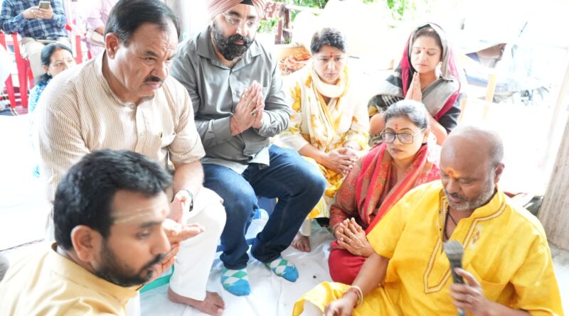 मनोरमा डोबरियाल शर्मा मैमोरियल फाउंडेशन ने पौधे बांटकर मनाया हरेला महोत्सव