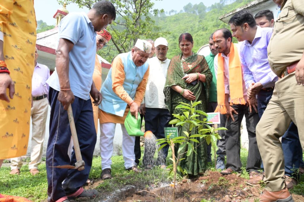 हरेला पर रुद्रप्रयाग में गूंजा हरियाली का संदेश, ‘एक पेड़ मां के नाम’ अभियान के तहत 30 हजार पौधे लगाने का लक्ष्य