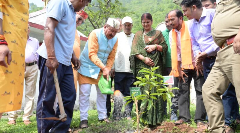 हरेला पर रुद्रप्रयाग में गूंजा हरियाली का संदेश, ‘एक पेड़ मां के नाम’ अभियान के तहत 30 हजार पौधे लगाने का लक्ष्य