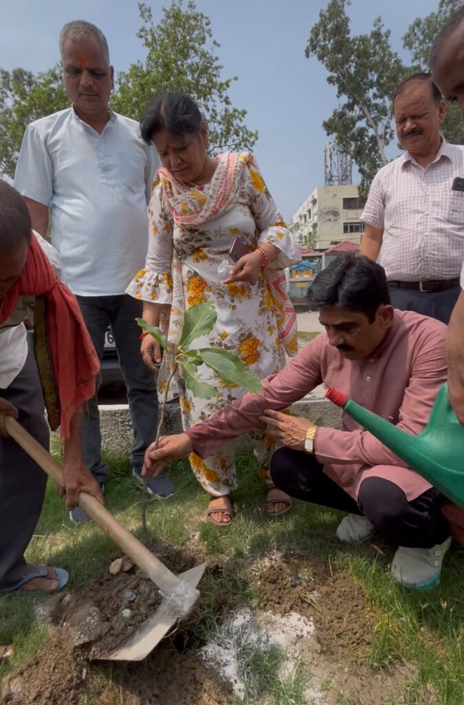 हरेला पर ऋषिकेश नगर निगम का वृहद वृक्षारोपण अभियान, महापौर ने दिया पर्यावरण संरक्षण का संदेश