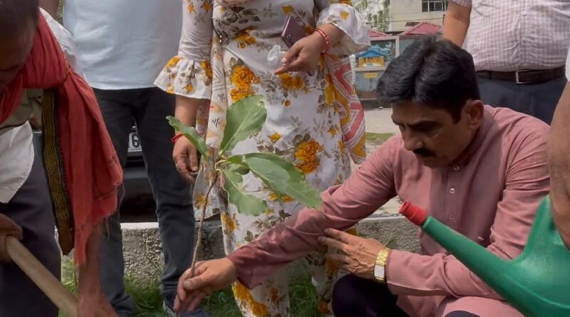 हरेला पर ऋषिकेश नगर निगम का वृहद वृक्षारोपण अभियान, महापौर ने दिया पर्यावरण संरक्षण का संदेश