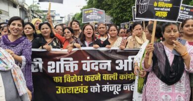 राहुल गांधी के दौरे पर भाजपा महिला मोर्चा का विरोध प्रदर्शन, सीएमआई चौक पर की नारेबाजी