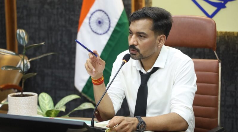 समाधान दिवस में डीएम आशीष चौहान सख्त, 164 शिकायतों पर अधिकारियों को दिए त्वरित कार्रवाई के निर्देश