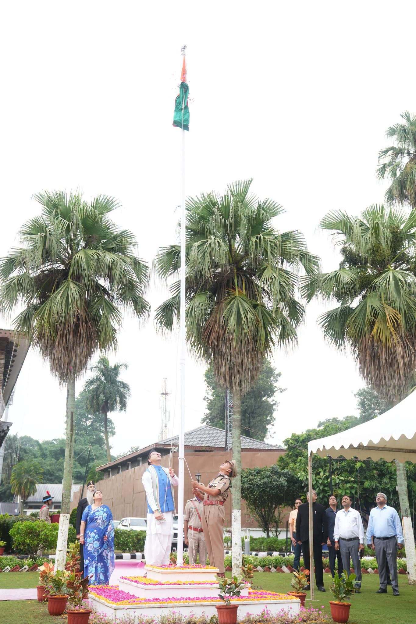 मुख्यमंत्री धामी ने मुख्यमंत्री आवास में फहराया तिरंगा, पुलिस और सुरक्षा कर्मियों को दिलाई राष्ट्रीय एकता की शपथ