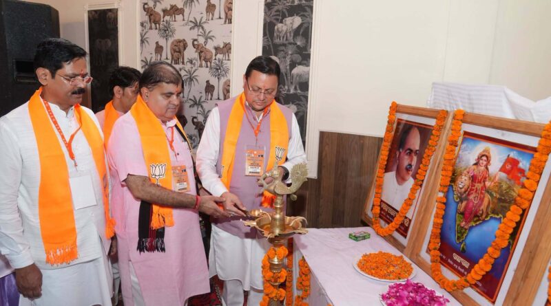 चोरगलिया में गरजे सीएम धामी, कांग्रेस पर जाति की राजनीति का आरोप; राहुल गांधी और सलाहकारों पर भी तीखा हमला