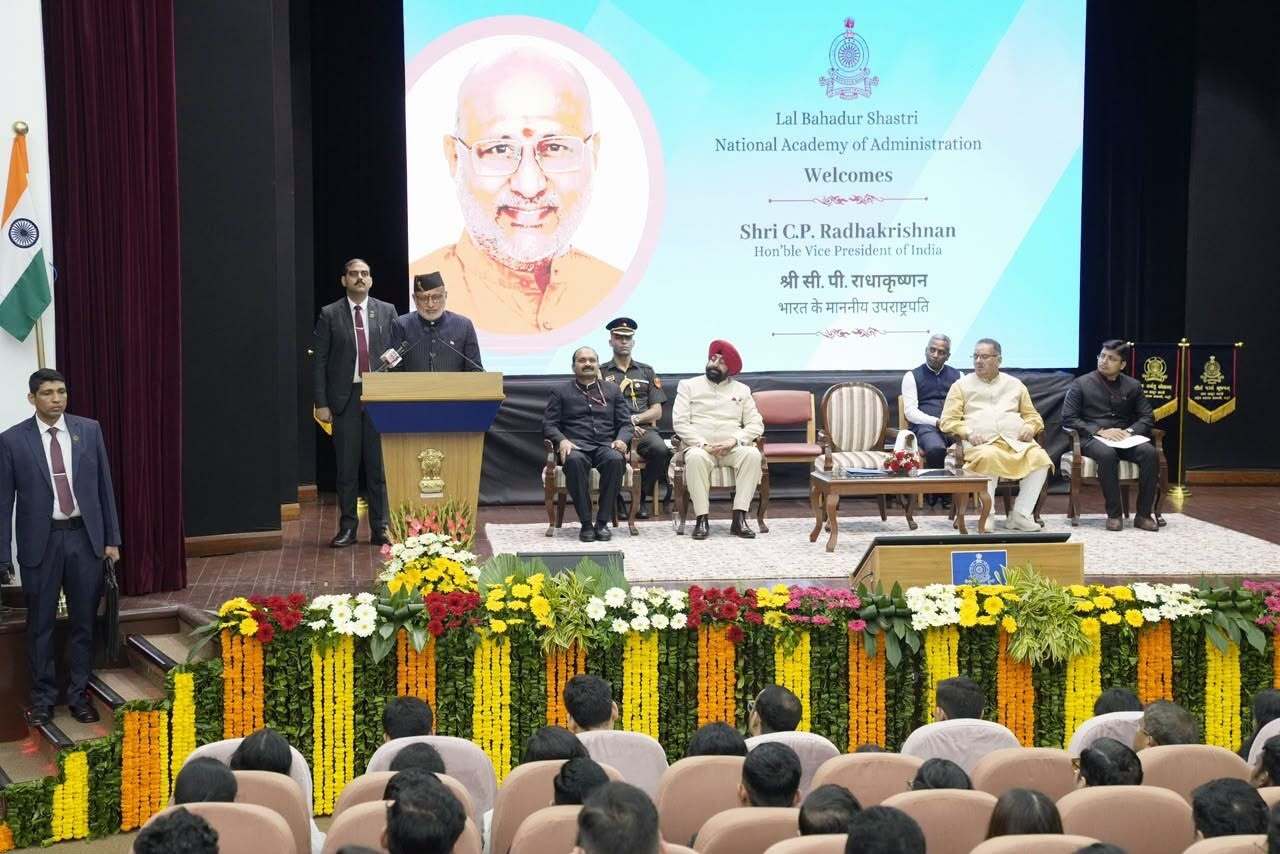 मसूरी LBSNAA में 2024 बैच के IAS प्रशिक्षु अधिकारियों का प्रशिक्षण चरण-II पूरा, उपराष्ट्रपति ने दिया सेवाभाव और सत्यनिष्ठा का संदेश