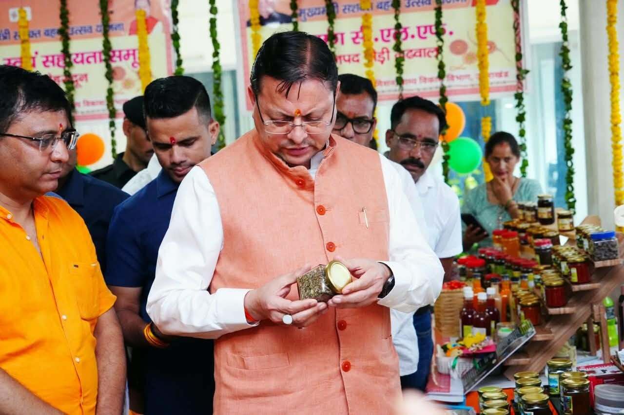 मुख्यमंत्री धामी ने ‘सशक्त बहना उत्सव’ में खरीदे स्थानीय उत्पाद, बोले- वोकल फॉर लोकल को बनाएं जन-अभियान