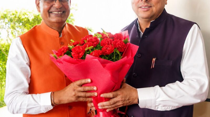 जौलीग्रांट एयरपोर्ट पर सीएम धामी ने केंद्रीय मंत्री शिवराज सिंह चौहान का किया स्वागत