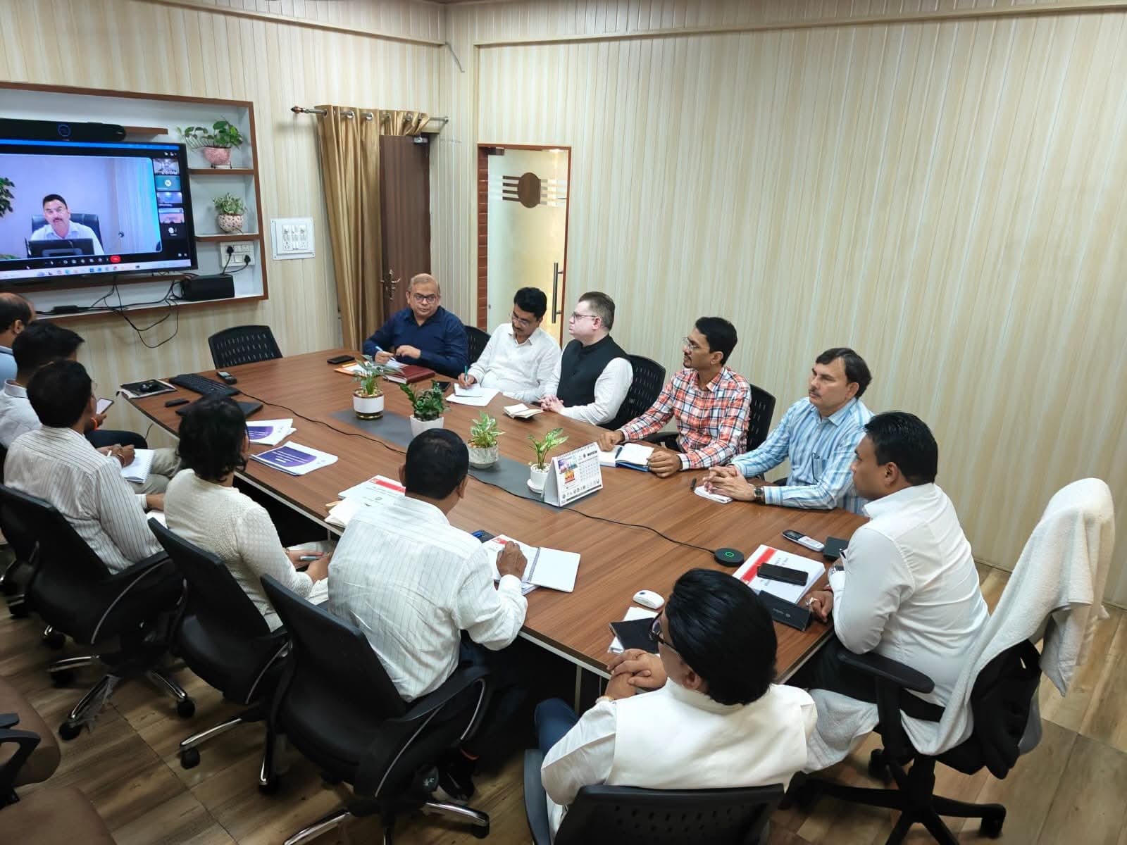 आवास विभाग की योजनाओं की समीक्षा, मास्टर प्लान से अवैध निर्माण तक सचिव ने दिए सख्त निर्देश