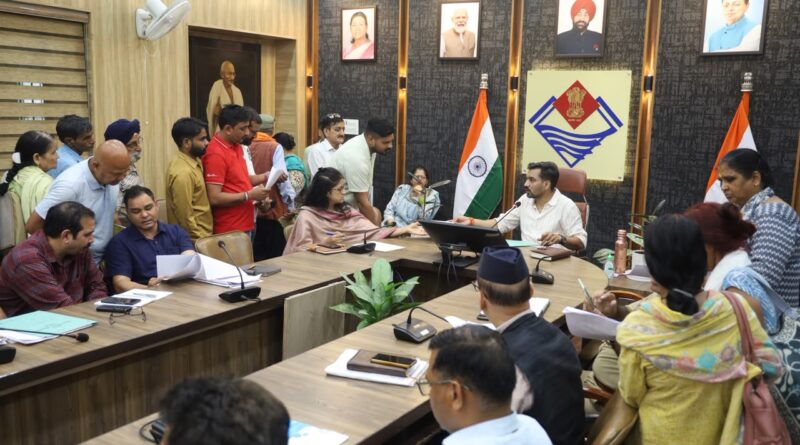 DM के समाधान दिवस में फरियादों की बौछार! 109 शिकायतें सुनीं, बुजुर्ग दादी की पुकार पर तुरंत हरकत में आया प्रशासन