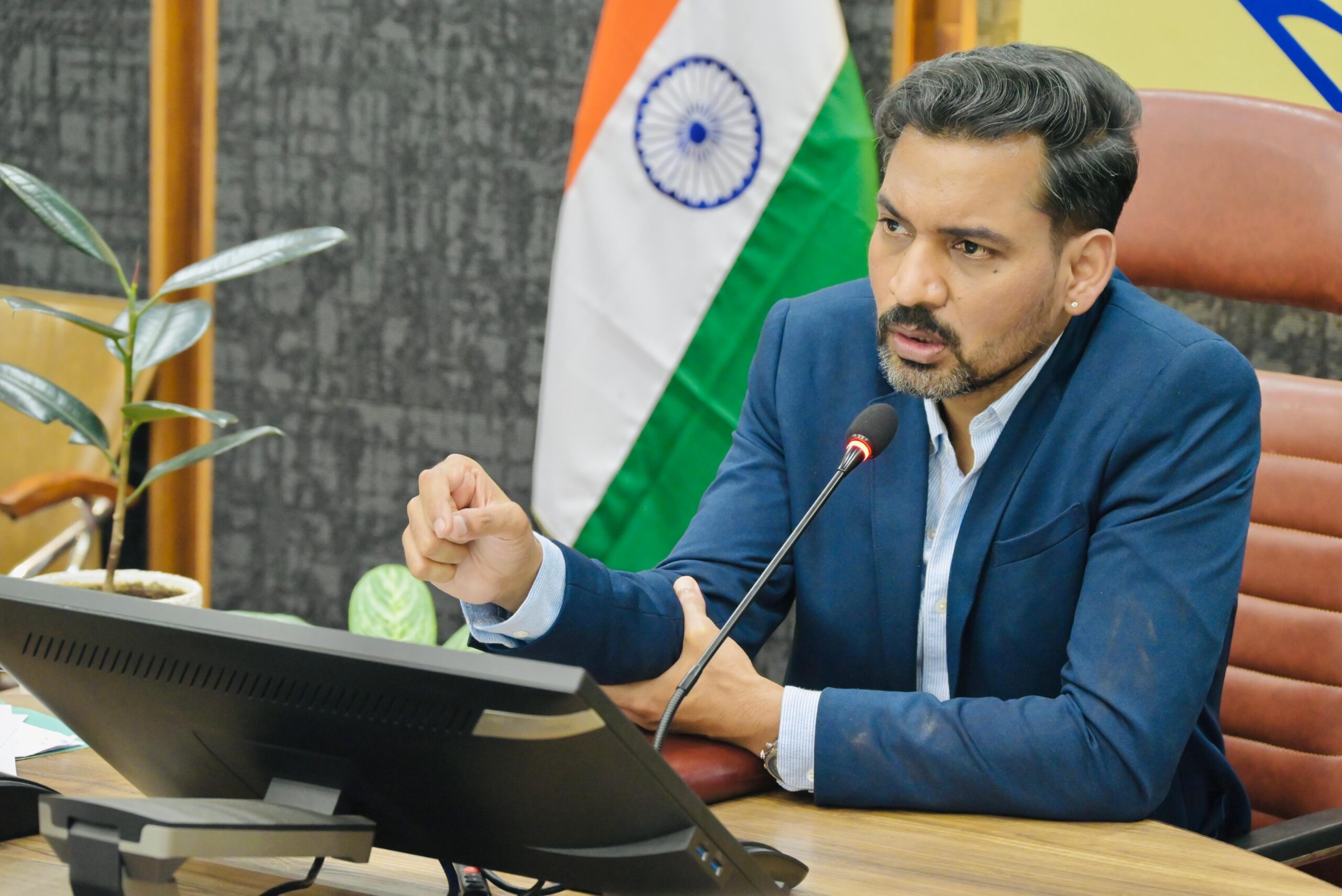 देहरादून में सड़क हादसों पर डीएम का सख्त एक्शन, ब्लैक स्पॉट सुधारने से लेकर ड्रंक एंड ड्राइव पर कड़ी कार्रवाई के निर्देश