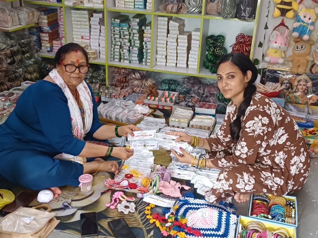 मालदेवता की सास-बहू की जोड़ी ने राखी कारोबार में मचाई धूम, 1,500 राखियां तैयार