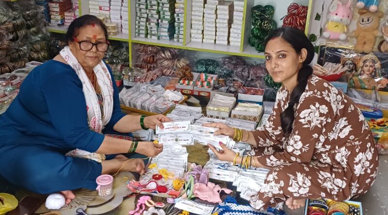 मालदेवता की सास-बहू की जोड़ी ने राखी कारोबार में मचाई धूम, 1,500 राखियां तैयार