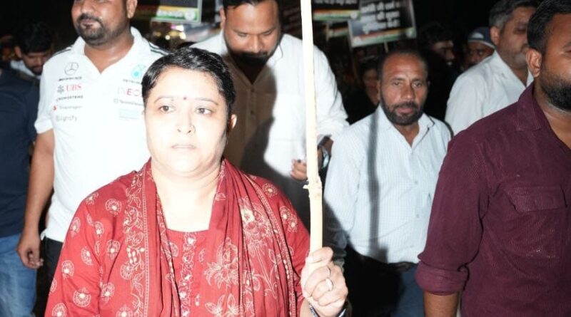 गोलीकांड के विरोध में सड़कों पर उतरी महिला कांग्रेस, सरकार के खिलाफ प्रदर्शन